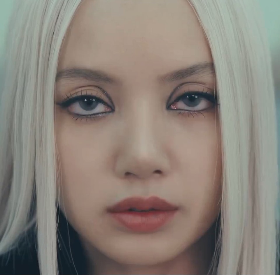 Hình Lisa BLACKPINK biểu cảm bá đạo khó đỡ